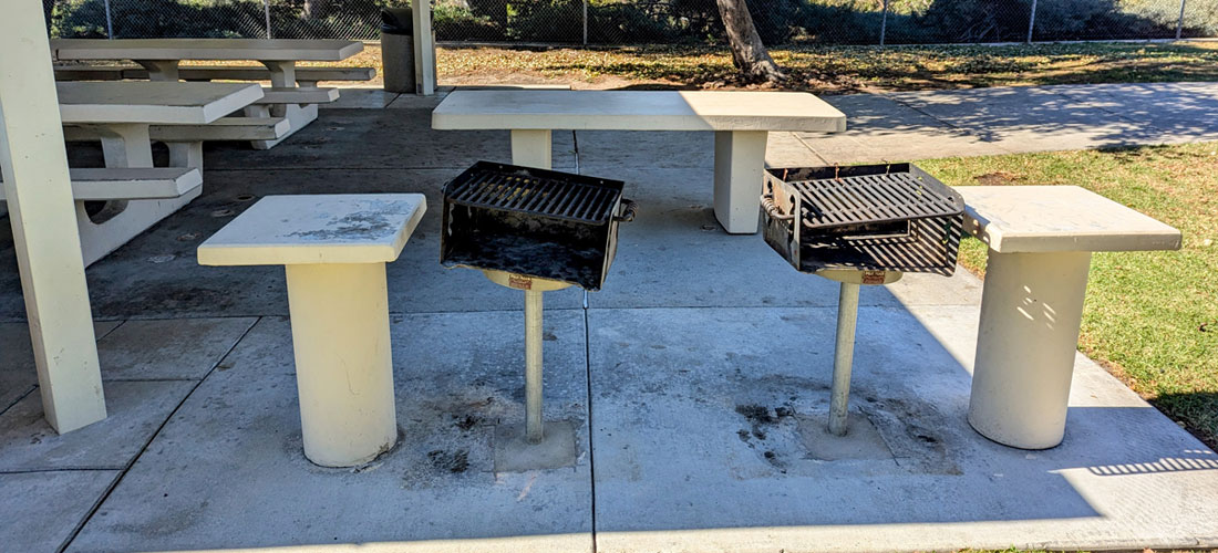 2 BBQ grills with Side Tables